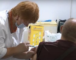 Медики попадут в список работников, подлежащих обязательной вакцинации, — Ляшко