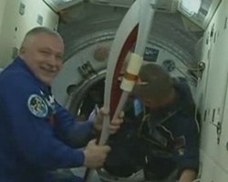 Новый экипаж МКС доставил Олимпийский факел на орбиту
