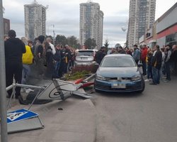 В Броварах авто влетело в пешеходов возле кафе: есть пострадавшие, среди них ребенок (видео, фото)