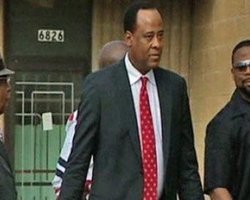 Личному врачу Майкла Джексона предъявлены обвинения