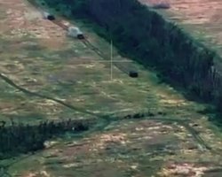 Їхали, наче святкували перемогу: ЗСУ рознесли колону техніки РФ на Лиманському напрямку (відео)