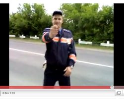 Вместо документов гаишник показал водителю фигу (видео)