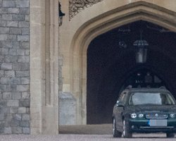 Решила развеяться: королеву Елизавету впервые сфотографировали после смерти принца Филиппа