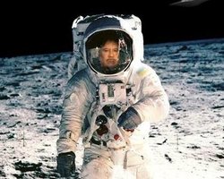 Швейцарская газета отправила Каддафи на Луну