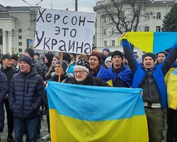 Звільнення Херсона: ЗСУ закликали тих, хто виїхав, поки не повертатися через обстріли (відео)