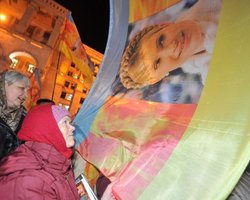 Сторонники Тимошенко привезут ей в подарок розы, воздушные шары и голубей