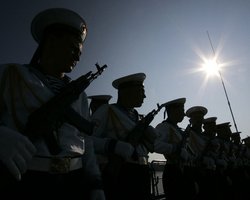 В Севастополе прошел совместный парад украинских и российских моряков