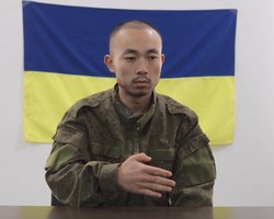 "Тут безпечніше": полонений китайський солдат не хоче вертатись в РФ (відео)