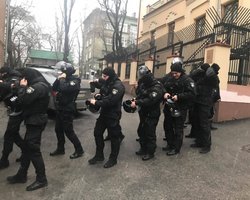 Силовики пришли с обыском к Саакашвили