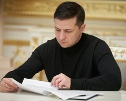 Зеленский призвал Раду отложить его законопроект о перезагрузке КСУ до решения Венецианской комиссии