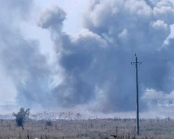 Поблизу військового аеродрому: у Криму пролунали вибухи, — соцмережі