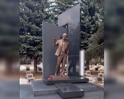 Памятник из бронзы: на могиле экс-мэра Харькова Кернеса появился его монумент (видео)