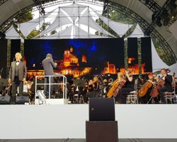 Концерт Андреа Бочелли в Киеве начался под скандирование "Ганьба!" (фото, видео)