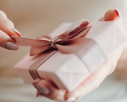 Чоловік зруйнував річницю шлюбу через "особливий" подарунок коханій: що сталося (фото)