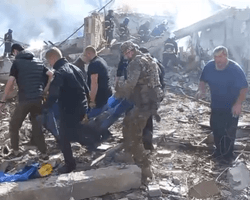 "Троє внучат залишилися": мешканець Грози через удар РФ втратив доньку, зятя, сватів і кумів (відео)