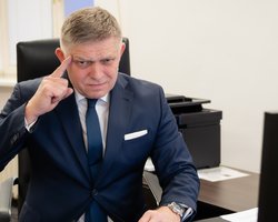 Фицо хочет уговорить Украину продолжать транзит российского газа в 2025 году, — СМИ