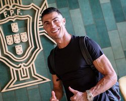 "Пил воду ради 6 кубиков": инфлюенсер из Швеции назвала ужин с Роналду "худшей встречей с селебрити"