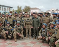 Зеленский приехал в Изюм: вместе с десантниками он поднял флаг Украины (фото)