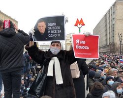 Митинги в России сопровождаются массовыми задержаниями, среди них соратница Навального и ребенок