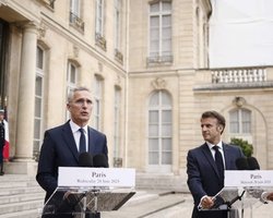 Макрон призвал членов НАТО указать Украине "конкретный путь" в Альянс после войны