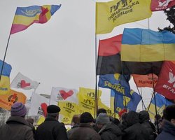 В Донецке митинг оказался на грани срыва из-за черно-красного флага