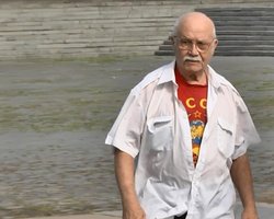 Во Львове задержали 80-летнего пенсионера за футболку с надписью "СССР"