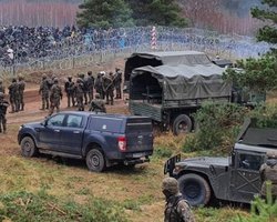 Лукашенко запускає мігрантів до Польщі через виритий у лісі тунель (відео)