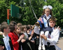 У Табачника опровергли слухи о начале учебного года 15 августа