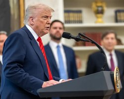 "Путін дотримав свого слова": Трамп відреагував на порушення РФ енергетичного перемир'я (відео)