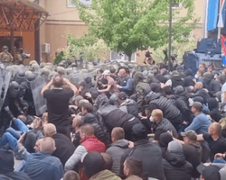 Протесты в Косово: вмешались миротворцы НАТО, а СМИ сообщают о пострадавших (фото, видео)