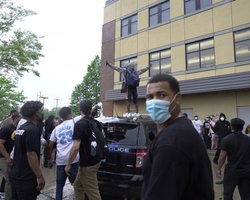 После убийства полицейскими темнокожего в американском Миннеаполисе вспыхнули массовые протесты