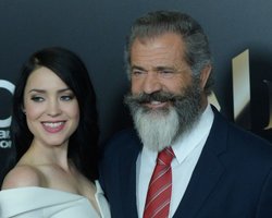 Мел Гибсон внезапно расстался с подружкой, которая годилась ему в дочери