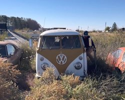 Редкий автодом Volkswagen 60-х поехал после почти 40 лет простоя на улице (видео)