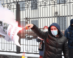 "Либералы, вы окружены!": в Киеве атаковали участников акции за Навального (видео)