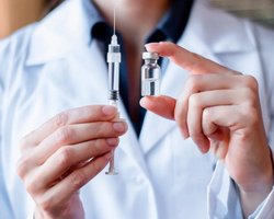 Невакцинированных от COVID-19 украинцев будут увольнять с 8 ноября: список профессий