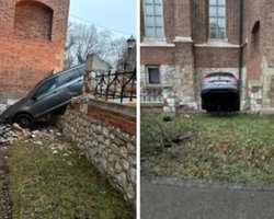 Нетрезвый украинец на Volkswagen протаранил средневековый костел в Кракове (фото)