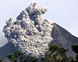 В Индонезии из-за извержения вулкана закрыт аэропорт