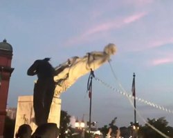 Ответ Трампу. Протестующие разбили на куски статую Колумба в Балтиморе