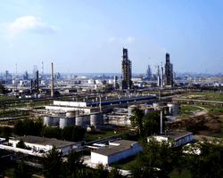 Великий виробник вибухівки: українські дрони атакували Новокуйбишевський НПЗ (відео)