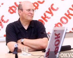 Янукович изменит Конституцию, используя КС, - Зварыч