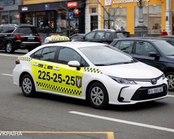 "Цены – космос": таксисты в Киеве требуют от 1000 гривен за проезд во время воздушной тревоги (фото)