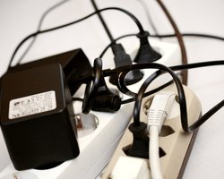 Перепади напруги в мережі: чому вони трапляються і як убезпечити побутову техніку