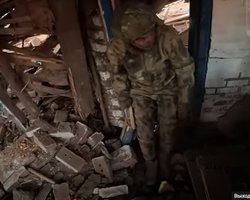 "Ми — не ви": бійці "Азову" відкопали росіян, яких завалило в підвалі, і взяли їх в полон (відео)