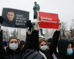 В ходе акций протеста в поддержку Навального в России задержано 325 человек (фото, видео)