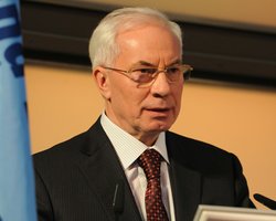 Азаров пообещал европейцам назначить министром женщину