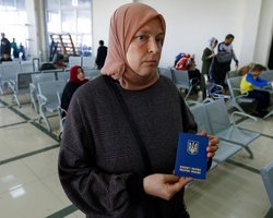 "Від однієї війни до іншої": жінка з дитиною боїться повертатися з Гази в Україну (фото)