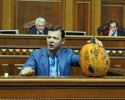 Ляшко передал Азарову тыкву как символ народной ненависти