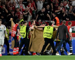 Вынесли за ширмой: игрок Венгрии получил тяжелую травму во время игры с Шотландией (видео)