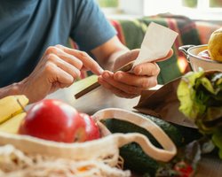 Поганий врожай, блекаути, війна. Що впливає на ціни і чи подорожчають продукти восени