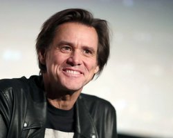 Вся жизнь под маской: как Джим Керри стал комиком, борясь со страхом смерти и депрессией